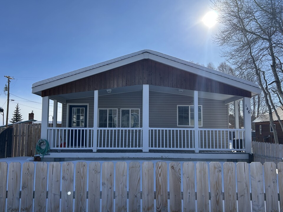 146 A St in Pinedale, WY - Building Photo