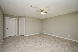 6607 W T C Jester Blvd in Houston, TX - Building Photo - Building Photo