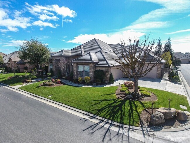 1553 E Golden Valley Way in Fresno, CA - Foto de edificio - Building Photo