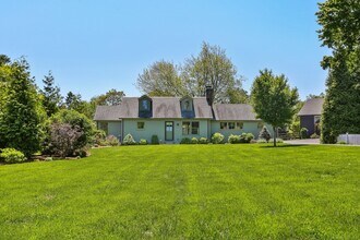 34 Sasco Creek Rd in Westport, CT - Building Photo - Building Photo