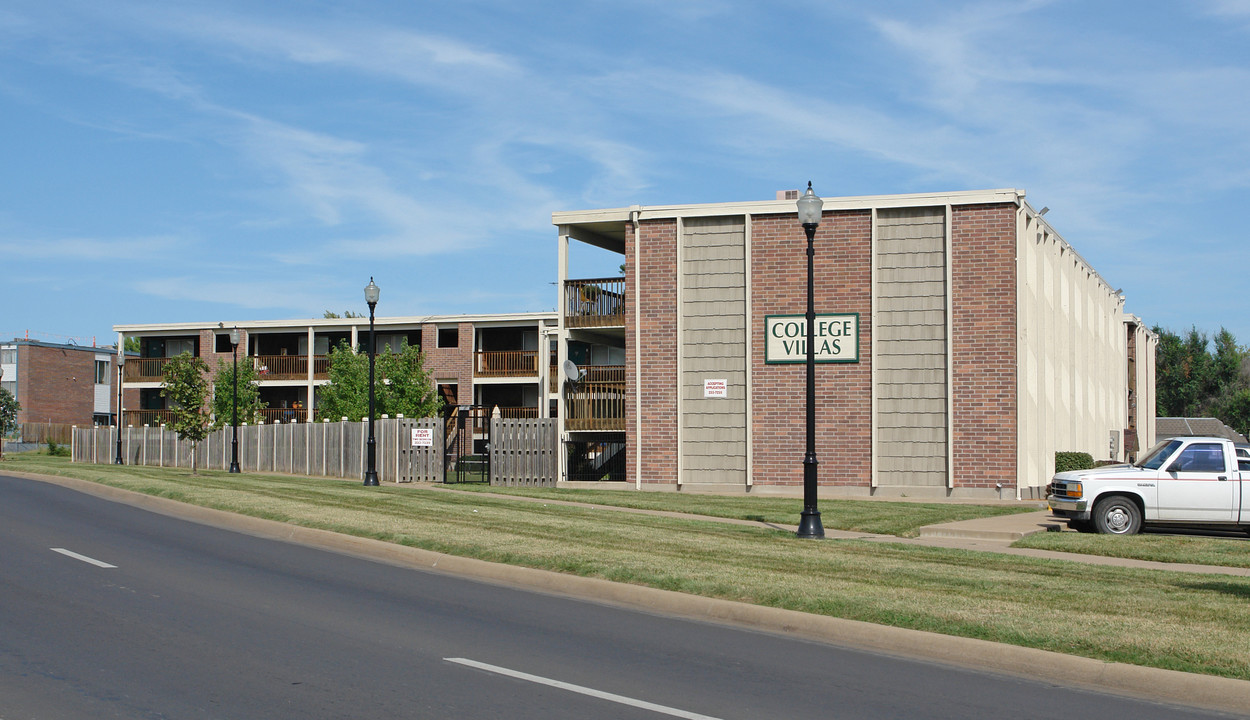 College Villas in Topeka, KS - Building Photo