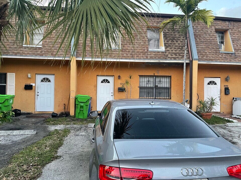 5953 NW 25th Ct in Sunrise, FL - Foto de edificio