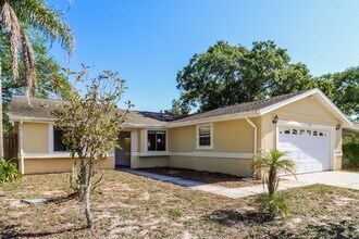 7511 Breezewood Ct in Port Richey, FL - Building Photo - Building Photo