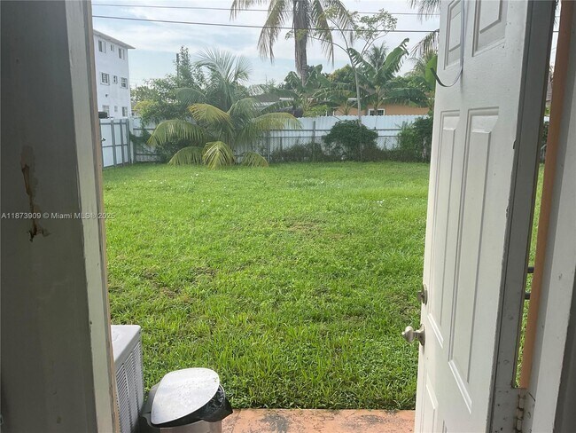 562 NE 138th St in North Miami, FL - Foto de edificio - Building Photo