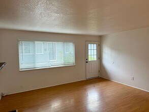 3803 SE 33rd Pl in Portland, OR - Building Photo - Building Photo