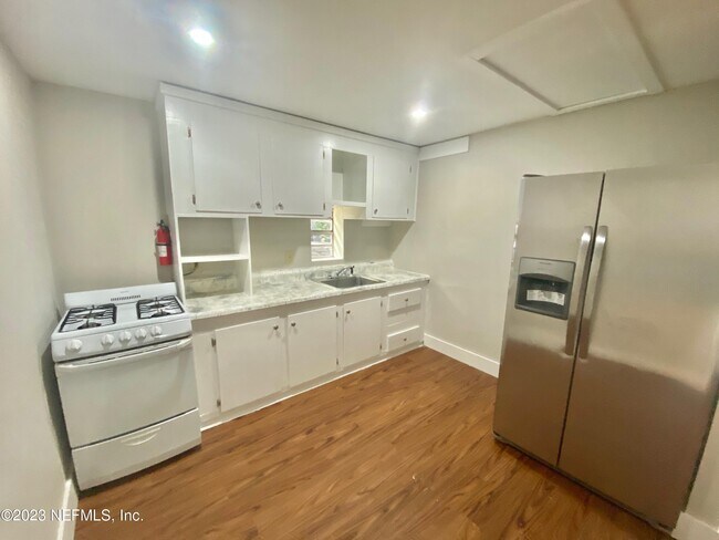 2022 Dellwood Ave-Unit -5 in Jacksonville, FL - Foto de edificio - Building Photo