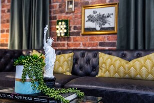 9846-9150 150 St NW in Edmonton, AB - Building Photo