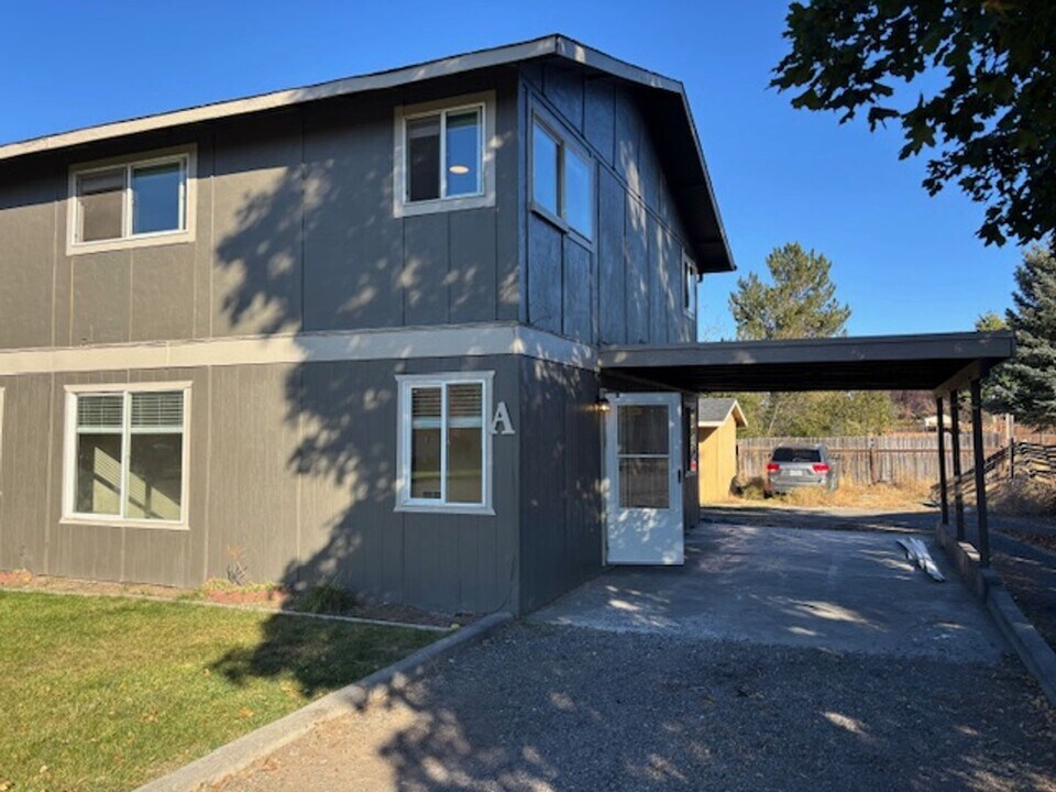 62970 Florence Dr in Bend, OR - Building Photo