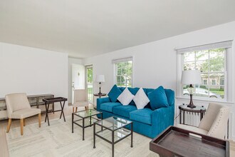 11 Meadowlark Ln in Sag Harbor, NY - Building Photo - Building Photo