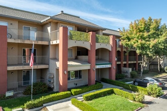 Lakeshore Apartments in Davis, CA - Foto de edificio - Building Photo