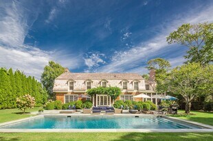 67 Lee Ave in Southampton, NY - Building Photo