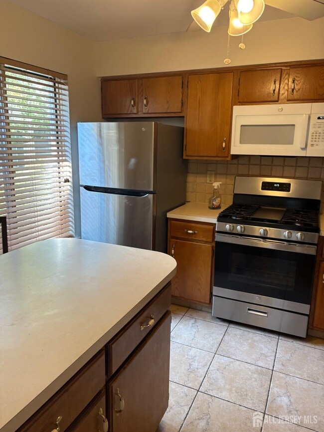 1112 Schmidt Ln in North Brunswick, NJ - Building Photo - Building Photo