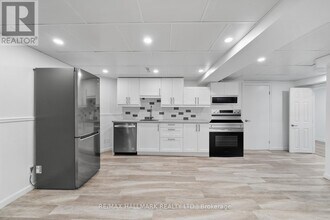 237 Osmond Crescent in Newmarket, ON - Building Photo - Building Photo