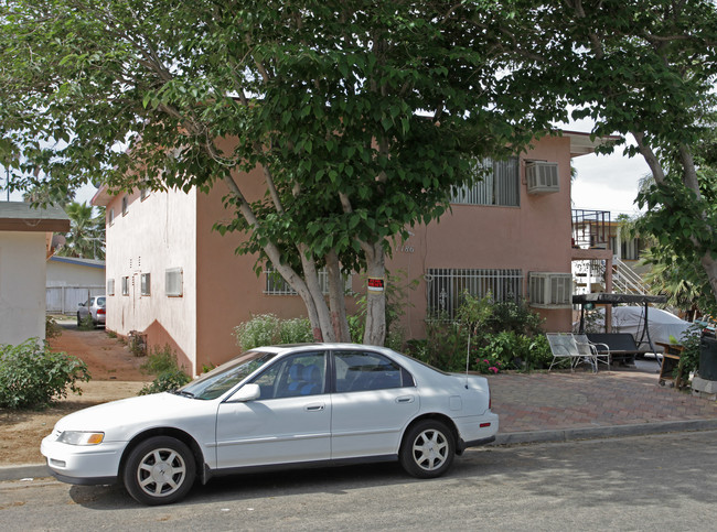 1186 Fountain St in Riverside, CA - Foto de edificio - Building Photo