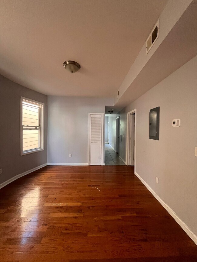 143 Pearsall Ave, Unit 2 in Jersey City, NJ - Foto de edificio - Building Photo