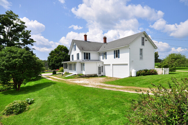 533 Old Middle St in Goshen, CT - Foto de edificio - Building Photo