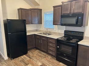 5215 Crestway Rd in Windcrest, TX - Foto de edificio - Building Photo