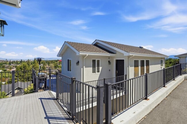 531 Upland Rd in Redwood City, CA - Building Photo - Building Photo