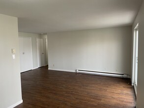 37 Benjamin St in Belleville, ON - Building Photo - Building Photo