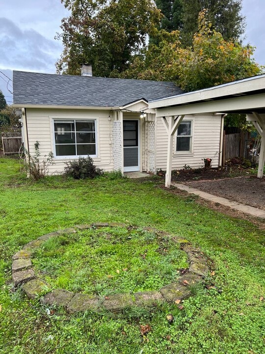 434 W Shenandoah St in Roseburg, OR - Building Photo