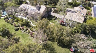 6766 Portshead Rd in Malibu, CA - Building Photo