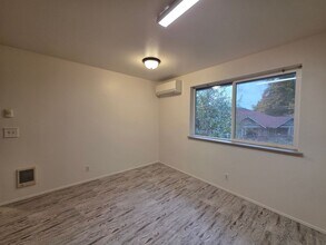 421-423 S 58th St in Springfield, OR - Building Photo - Building Photo