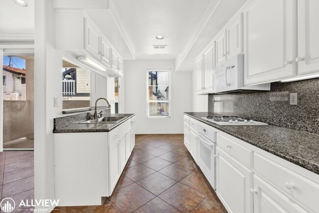 1419 Hornblend St in San Diego, CA - Building Photo - Building Photo