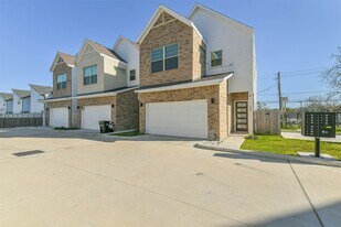 308 Queen Sude Ln in Houston, TX - Building Photo