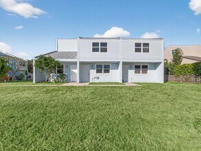 1002 Shorewinds Dr in Fort Pierce, FL - Building Photo - Building Photo
