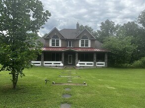 8745 Old Charlotte Pike in Pegram, TN - Foto de edificio - Building Photo