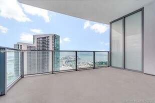 851 NE 1st Ave, Unit 4007 in Miami, FL - Building Photo