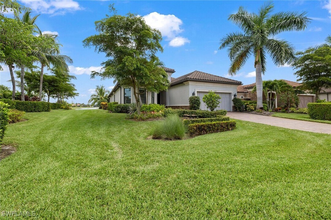 9515 Campanile Cir in Naples, FL - Building Photo