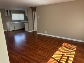 5318 Alhama Dr, Unit 5318 and half Alhama in Woodland Hills, CA - Foto de edificio - Building Photo