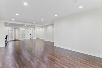 1918 Crestdale Dr in Houston, TX - Foto de edificio - Building Photo