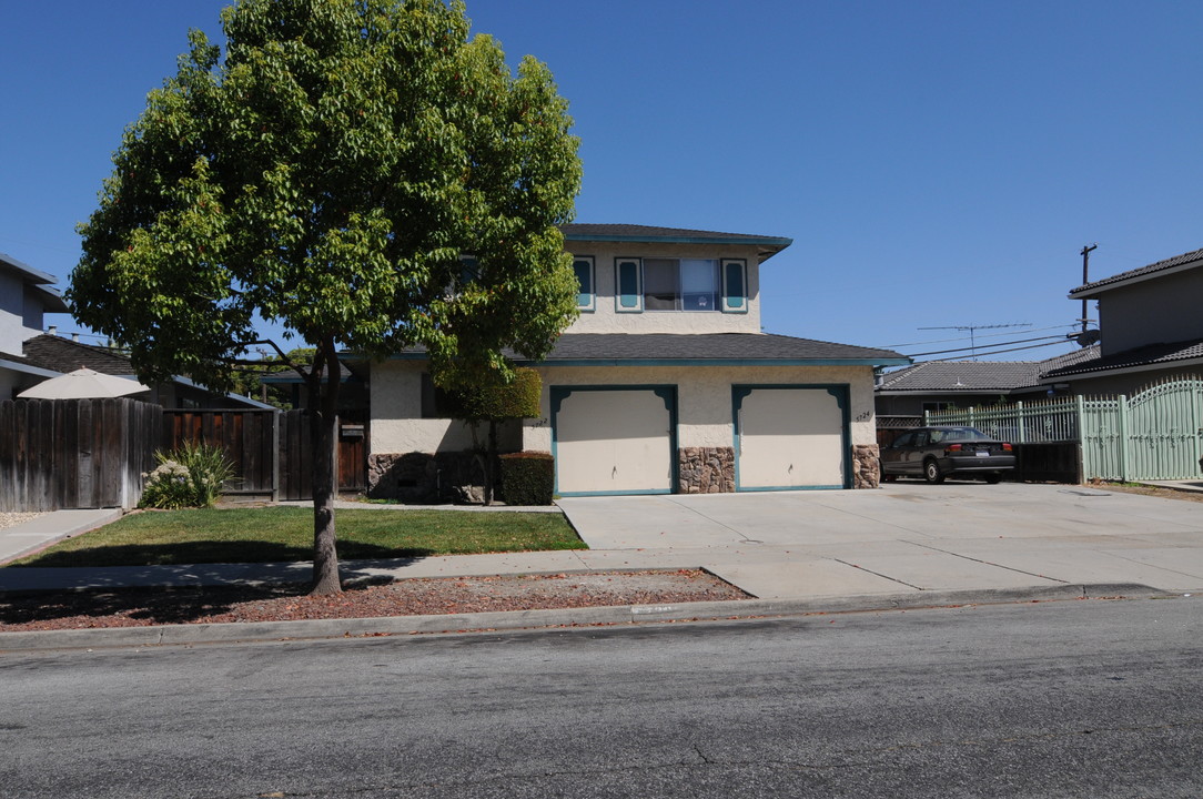 5724 Chesbro Ave in San Jose, CA - Building Photo