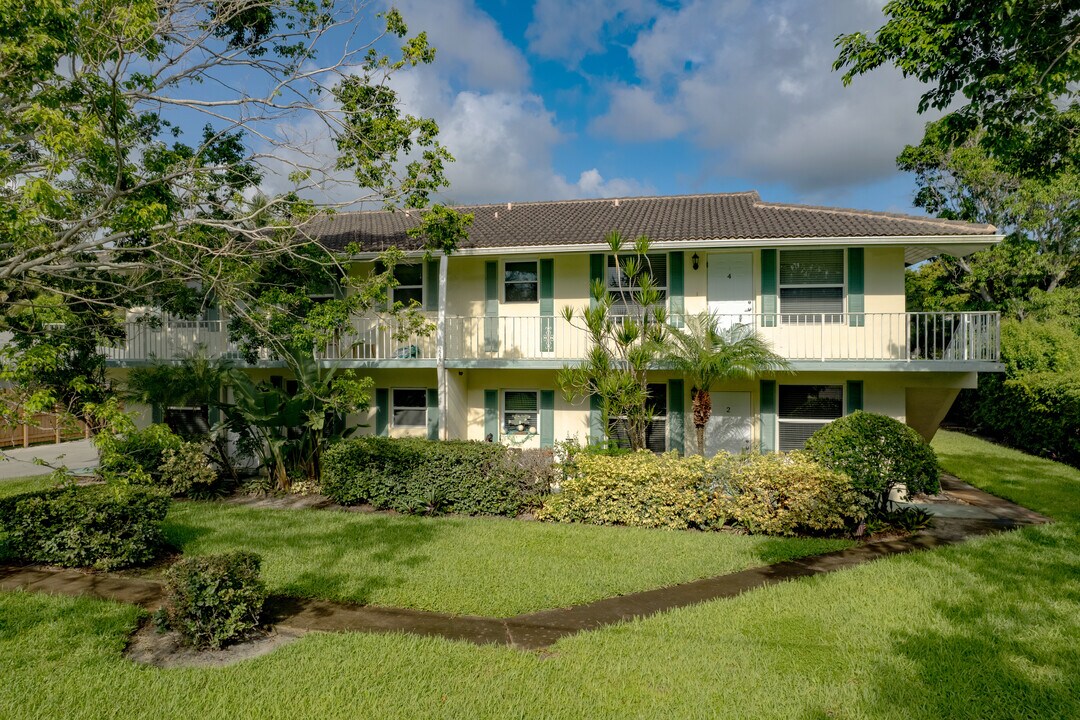 2222 Spanish Trl in Delray Beach, FL - Foto de edificio