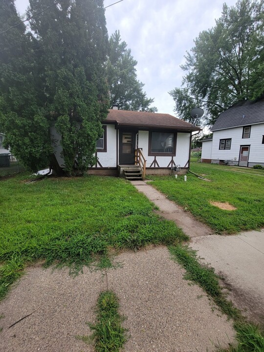 210 Butler Ave in Waterloo, IA - Building Photo