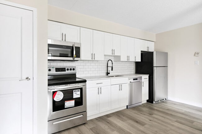 3155 Sandwich St in Windsor, ON - Building Photo - Building Photo