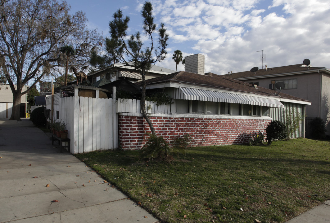 6708 Whitsett Ave in North Hollywood, CA - Building Photo