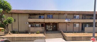 13562 Vanowen St in Los Angeles, CA - Building Photo
