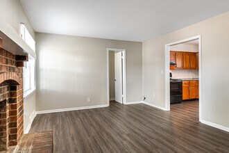 Roosevelt Apartments in Independence, MO - Building Photo - Interior Photo