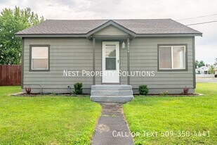 3004 W Lakeside Dr in Moses Lake, WA - Building Photo