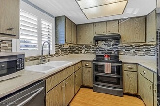 300 Valley Stream Dr in Naples, FL - Building Photo - Building Photo