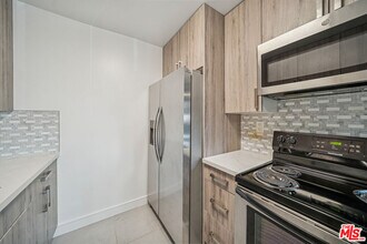 7545 Hampton Ave in West Hollywood, CA - Building Photo - Building Photo