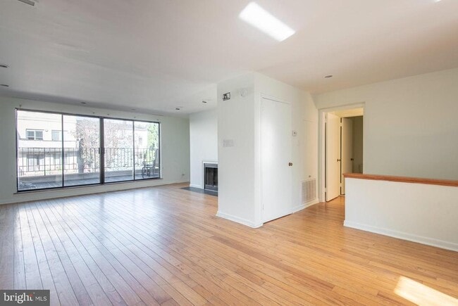 327 Monroe St in Philadelphia, PA - Building Photo - Building Photo