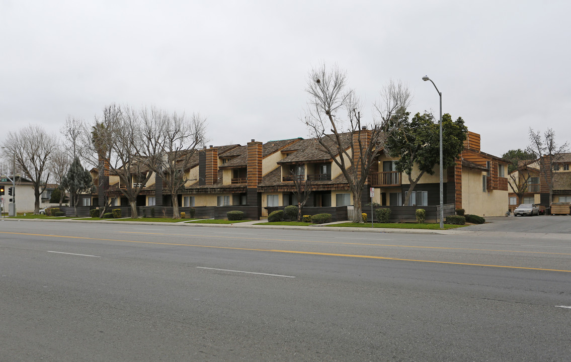 Ash Road Garden Style Condos in Bakersfield, CA - Building Photo