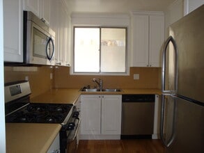 1538 N Hayworth Ave, Unit 8 in Los Angeles, CA - Building Photo - Building Photo