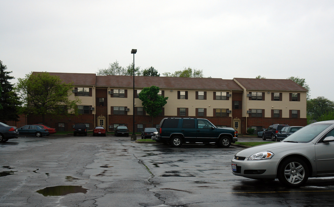 Hampton Court Apartments in Toledo, OH - Building Photo