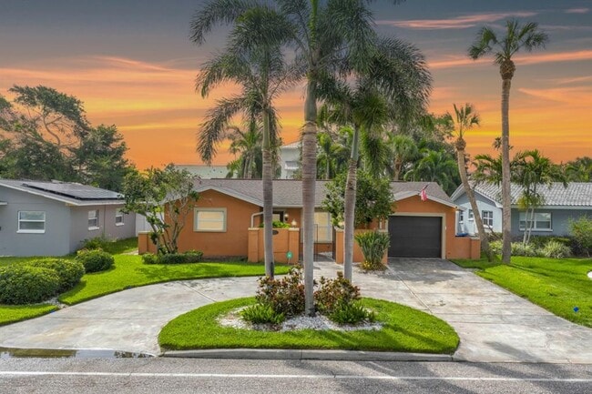 4037 Overlook Dr NE in St. Petersburg, FL - Building Photo - Building Photo