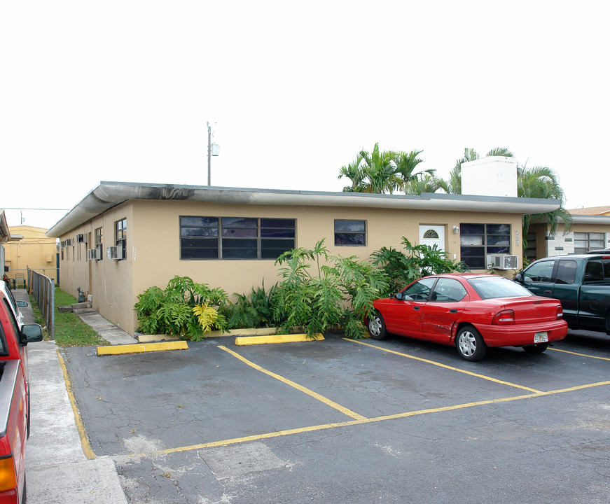 700 NE 6th St in Hallandale Beach, FL - Building Photo